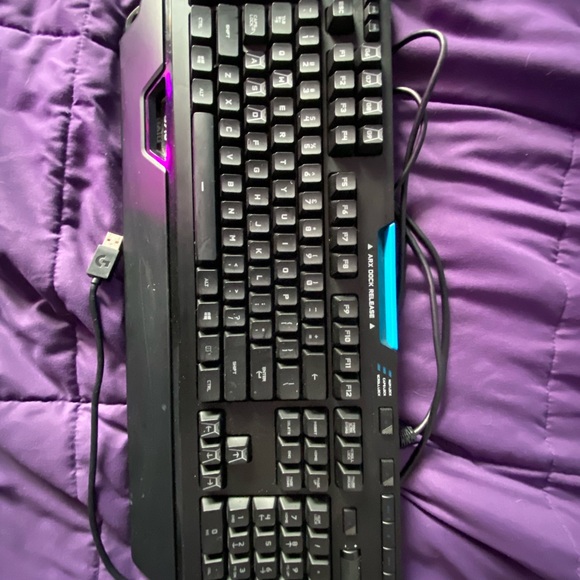 Logitech G910 Lightup RGB Gaming Keyboard - Picture 7 of 8